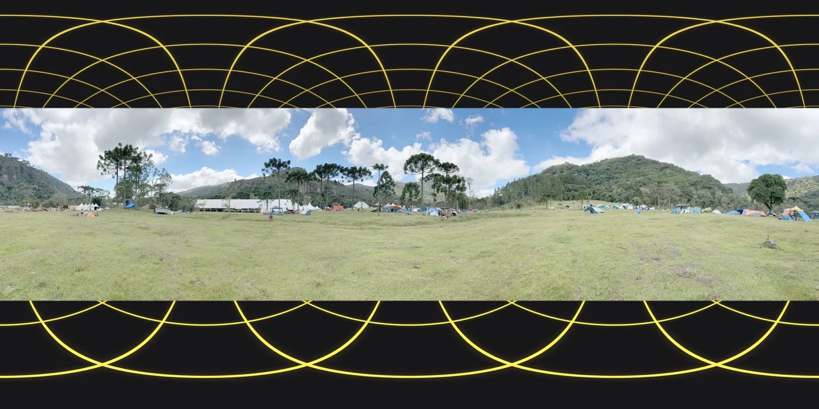 Clique para ver em 360° Imagem HDRI 360° de Acampamento entre araucárias em Rio Rufino (Holodeck)